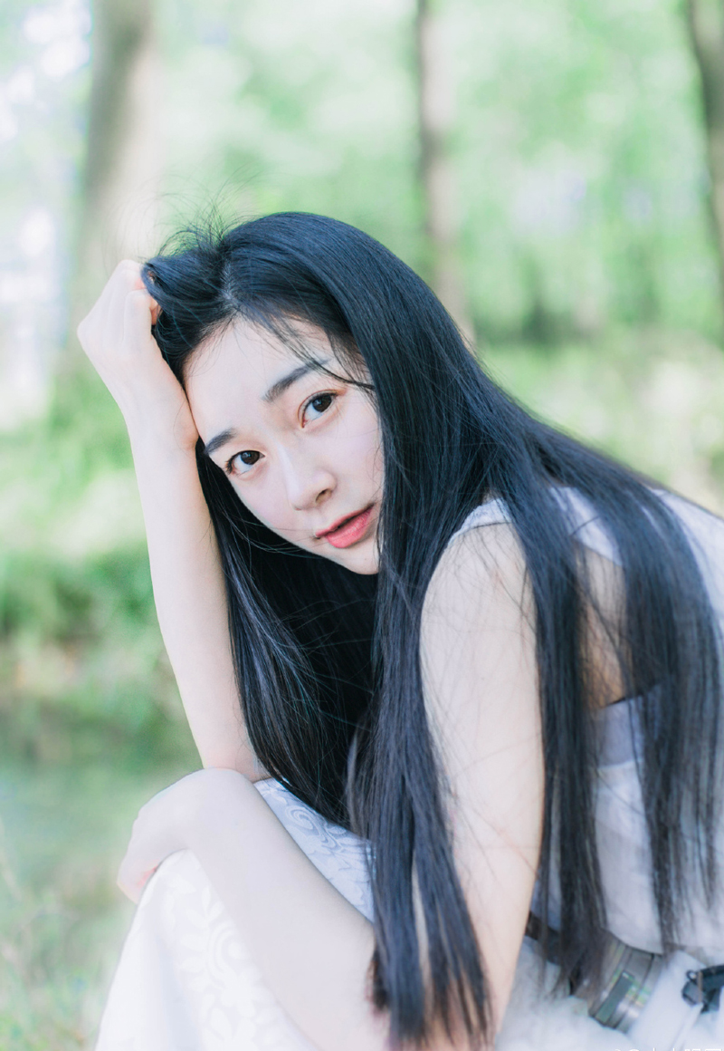 爱情如果不落到穿衣吃饭睡觉数钱这些实实在在的生活中去，是不会长久的。真正的爱情，就是不紧张，就是可以在他面前无所顾忌地打嗝放屁挖耳朵流鼻涕；真正爱你的人，就是那个你可以不洗脸不梳头不化妆见到的那个人。